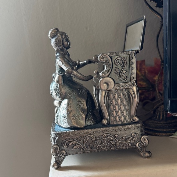 Vintage Taj Imports Japan Victorian Lady Piano Player Animated Music Jewelry Box - Picture 5 of 9